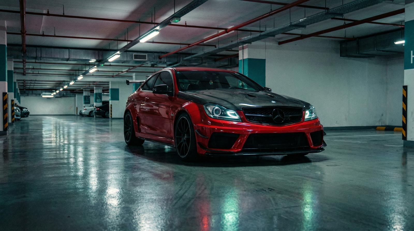萝莉塔改装视频 - AMG C63宽体改装视频演示